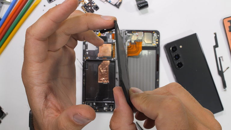 JerryRigEverything revela la avanzada tecnología dentro del siguiente smartphone plegable de HONOR